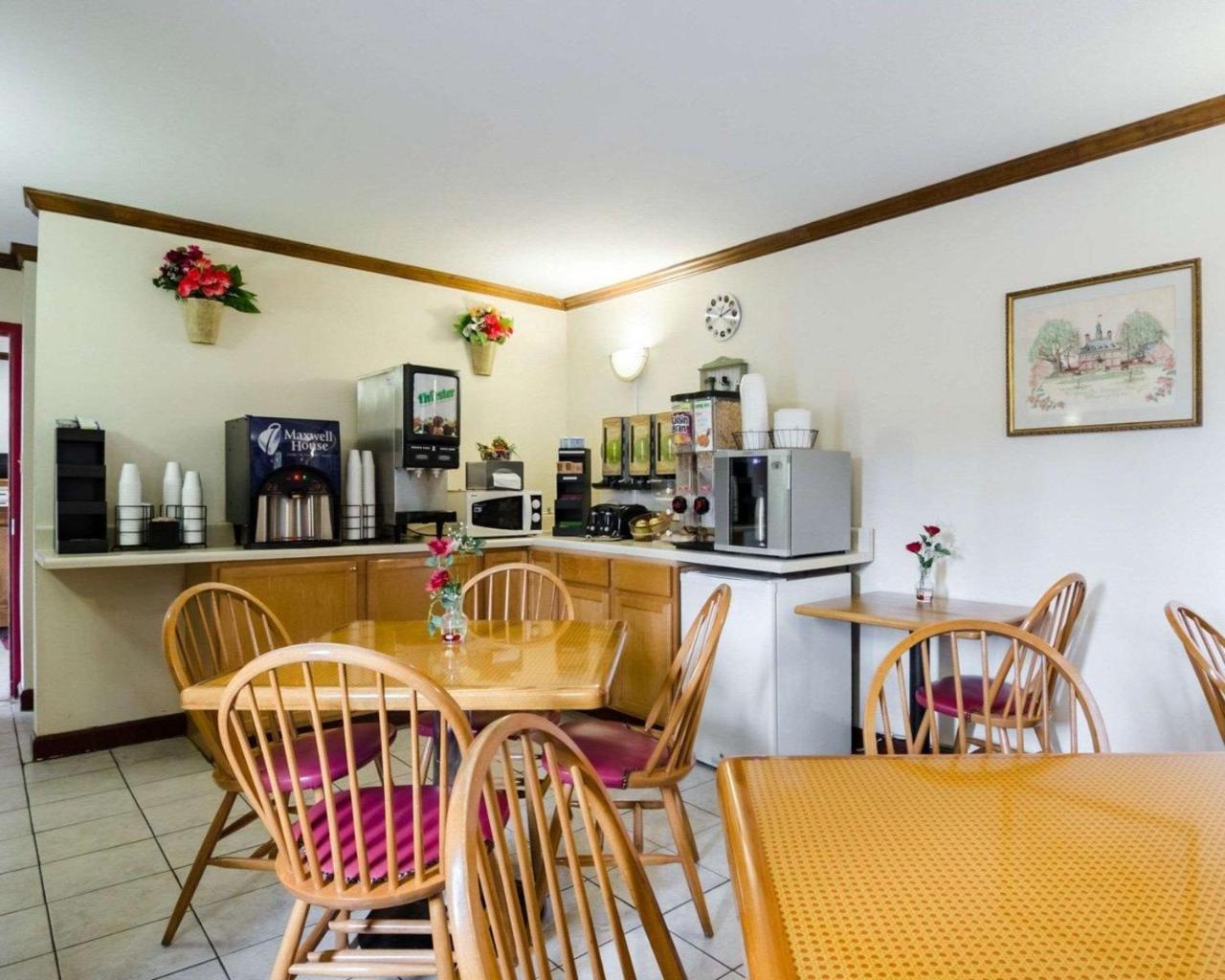 Econo Lodge Colonial Вильямсбург Экстерьер фото